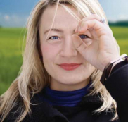 2011 Future Forum on Adult Education Frau formt Finger zu einem Gucklock und schaut durch